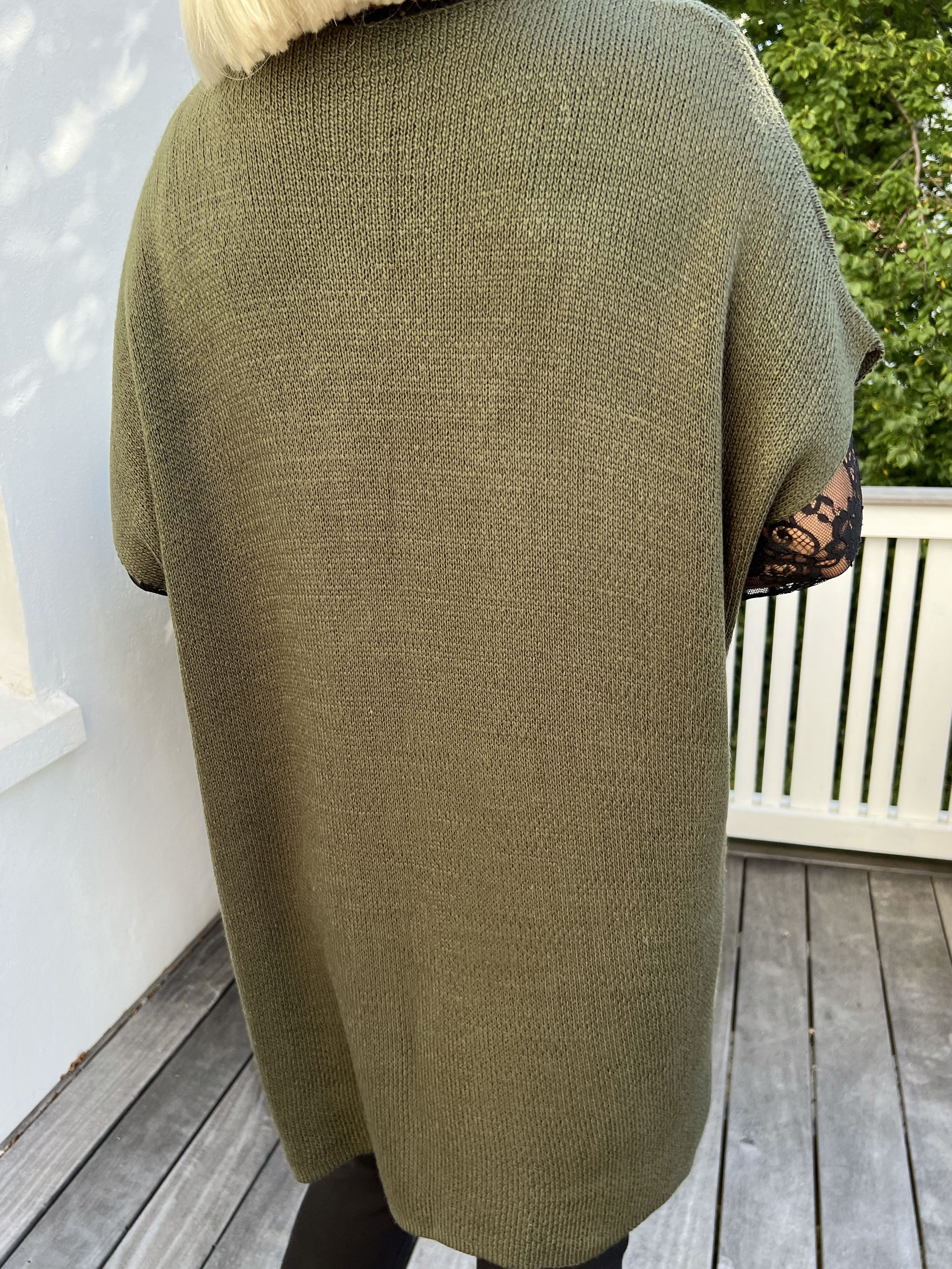 Tilly Plain - Stickad kofta utan ärmar